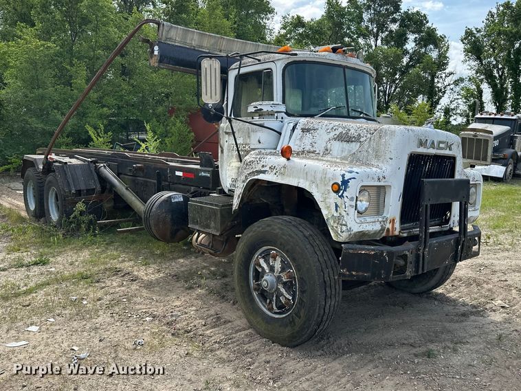 image for item EA4883 1987 Mack DM685S roll-off container truck