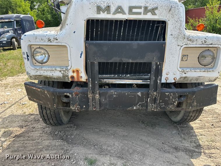 image for item EA4883 1987 Mack DM685S roll-off container truck