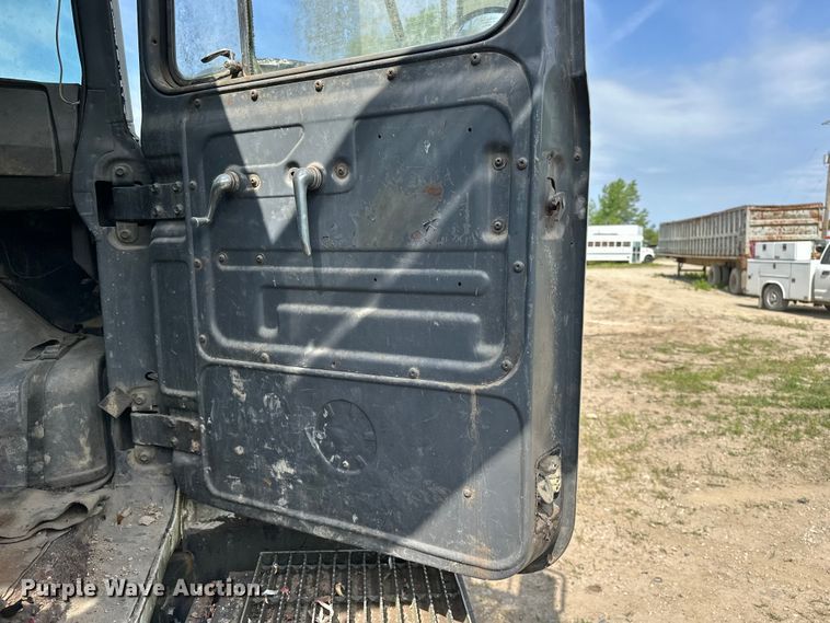 image for item EA4883 1987 Mack DM685S roll-off container truck