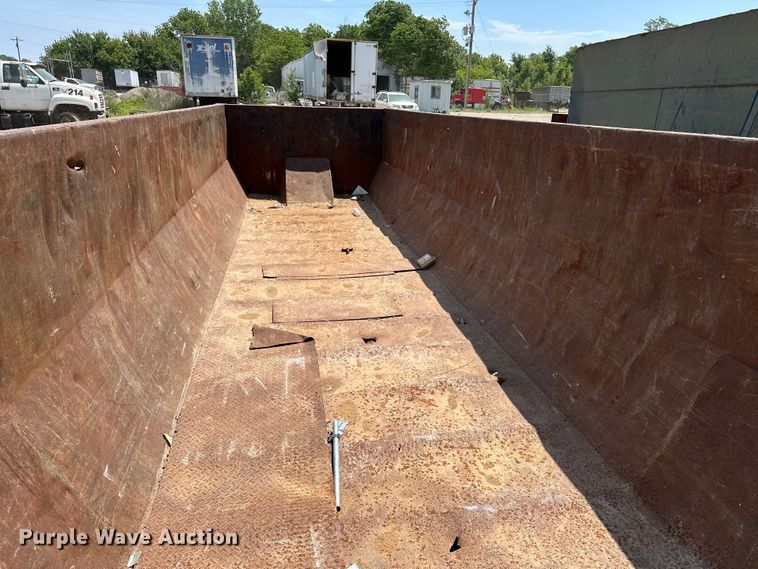 image for item EA4884 Roll-off dumpster