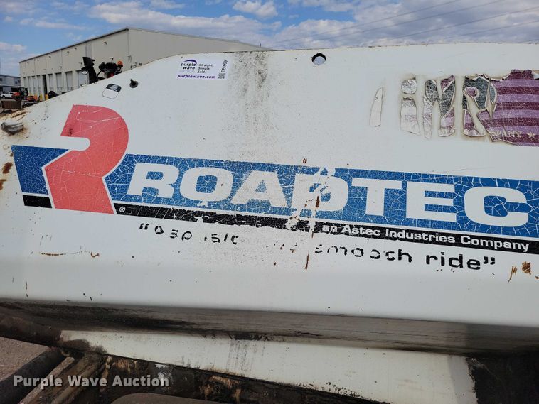 image for item EE0999 2014 Roadtec RP-195E paver