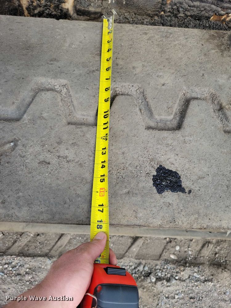 image for item EE0999 2014 Roadtec RP-195E paver