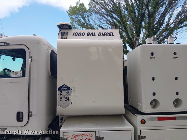 image for item EE1475 2011 Peterbilt 337 fuel / lube truck