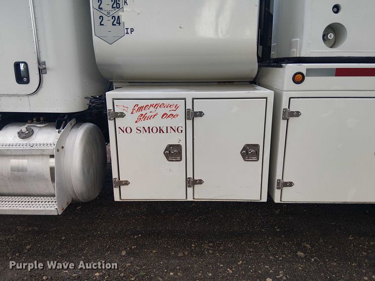 image for item EE1475 2011 Peterbilt 337 fuel / lube truck