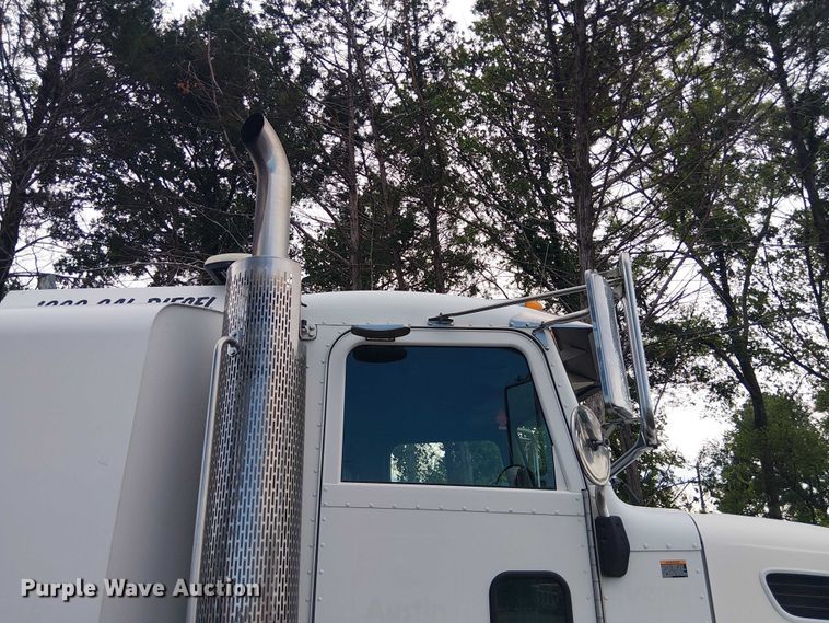 image for item EE1475 2011 Peterbilt 337 fuel / lube truck