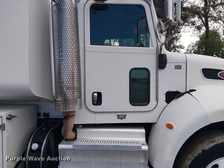 image for item EE1475 2011 Peterbilt 337 fuel / lube truck