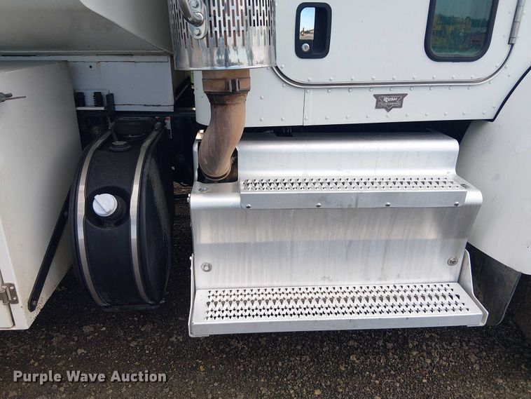image for item EE1475 2011 Peterbilt 337 fuel / lube truck