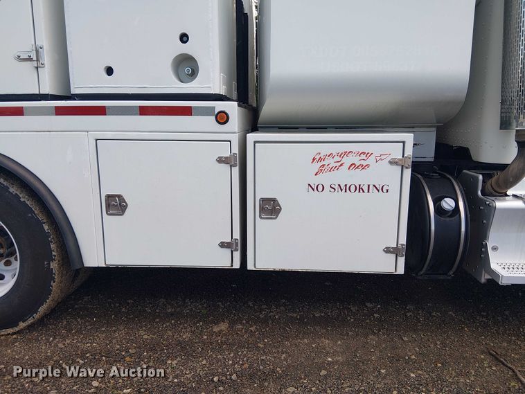 image for item EE1475 2011 Peterbilt 337 fuel / lube truck