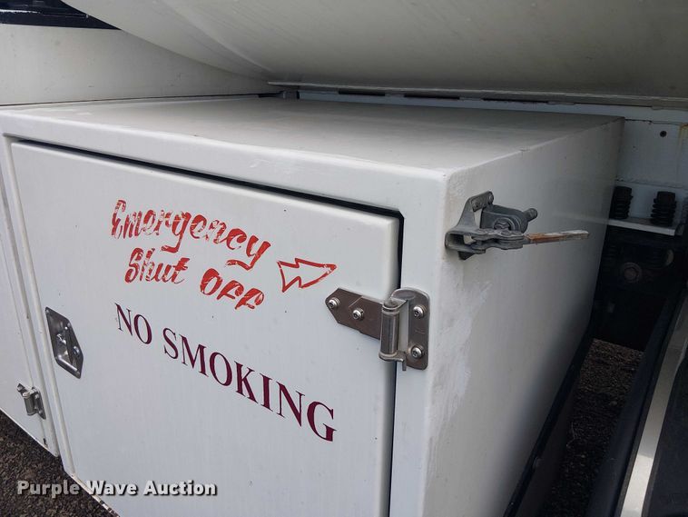 image for item EE1475 2011 Peterbilt 337 fuel / lube truck