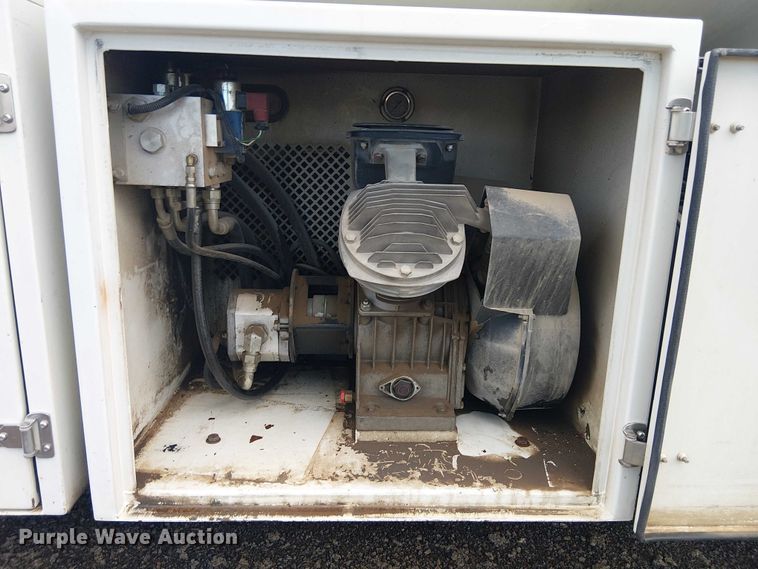 image for item EE1475 2011 Peterbilt 337 fuel / lube truck