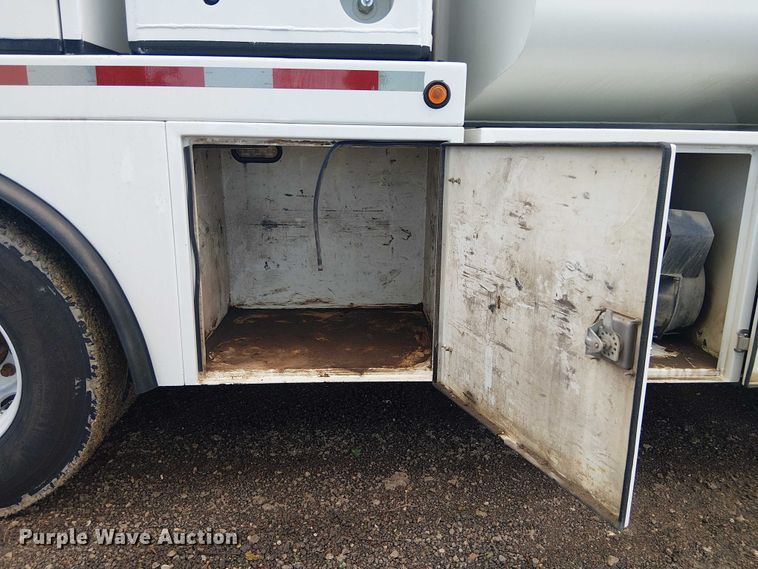 image for item EE1475 2011 Peterbilt 337 fuel / lube truck