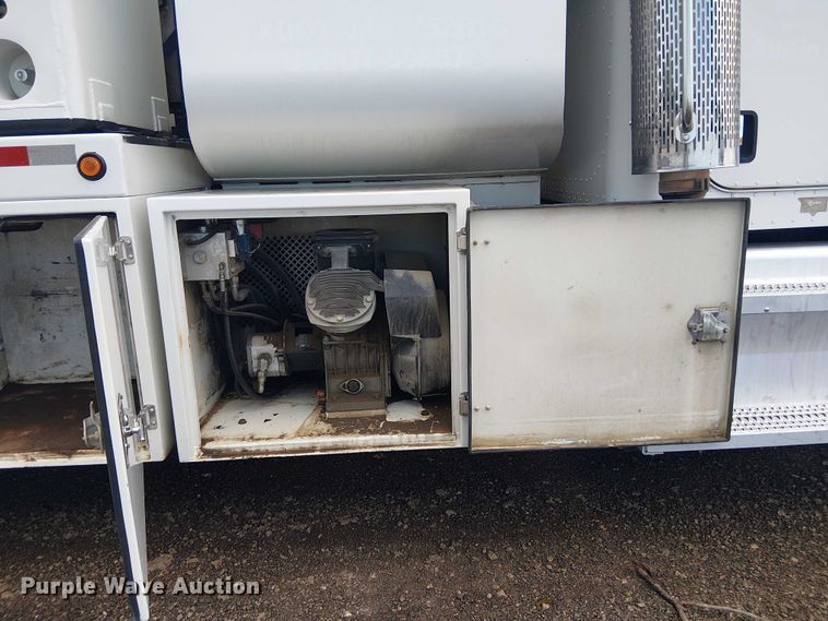 image for item EE1475 2011 Peterbilt 337 fuel / lube truck