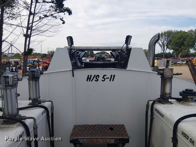 image for item EE1475 2011 Peterbilt 337 fuel / lube truck