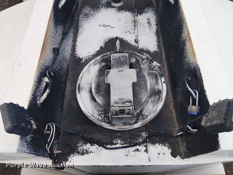 image for item EE1475 2011 Peterbilt 337 fuel / lube truck