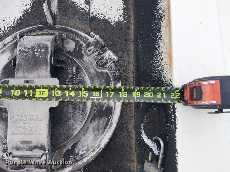image for item EE1475 2011 Peterbilt 337 fuel / lube truck