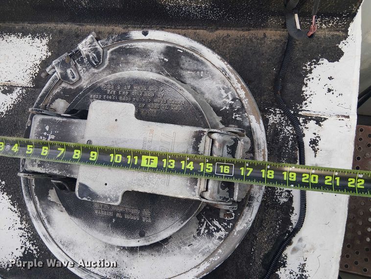 image for item EE1475 2011 Peterbilt 337 fuel / lube truck