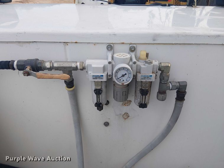image for item EE1475 2011 Peterbilt 337 fuel / lube truck