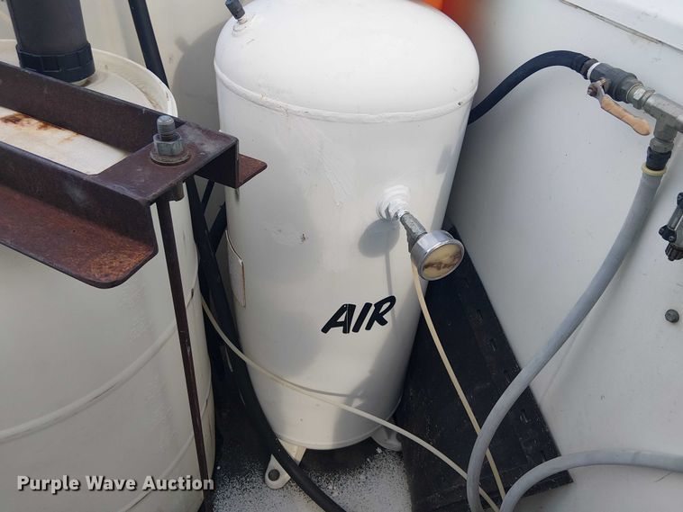 image for item EE1475 2011 Peterbilt 337 fuel / lube truck