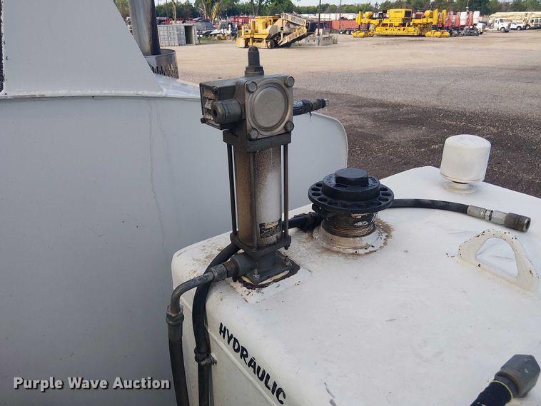 image for item EE1475 2011 Peterbilt 337 fuel / lube truck