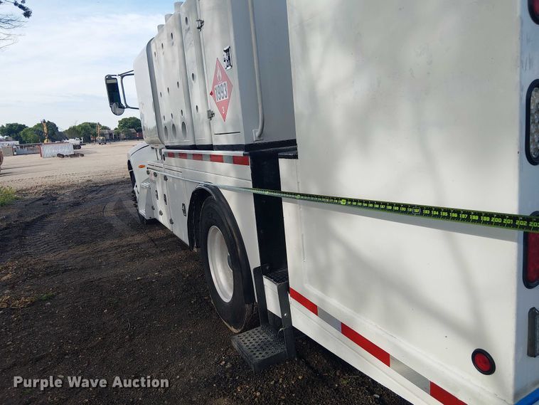 image for item EE1475 2011 Peterbilt 337 fuel / lube truck