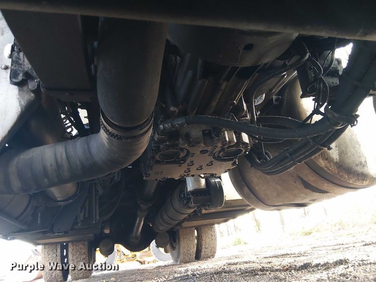image for item EE1475 2011 Peterbilt 337 fuel / lube truck