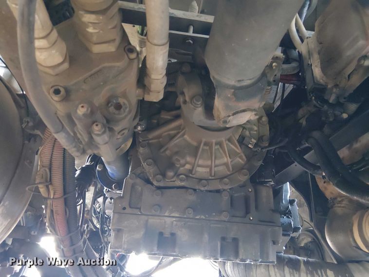 image for item EE1475 2011 Peterbilt 337 fuel / lube truck