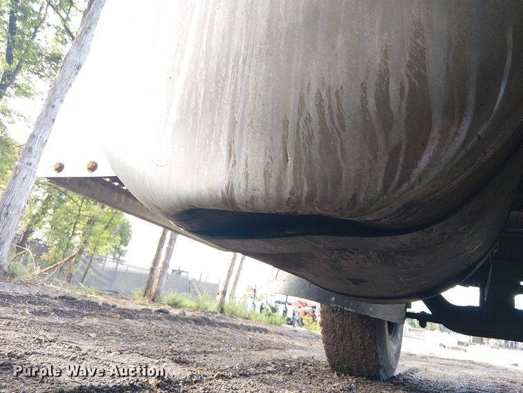 image for item EE1475 2011 Peterbilt 337 fuel / lube truck