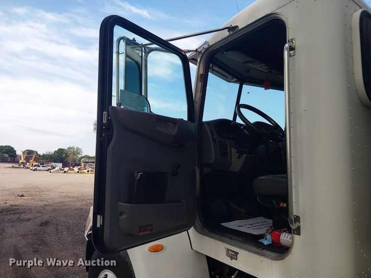 image for item EE1475 2011 Peterbilt 337 fuel / lube truck