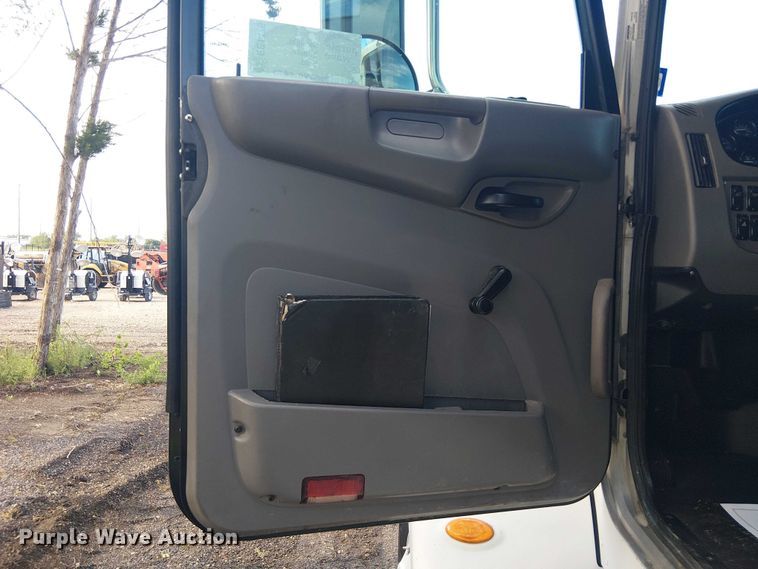 image for item EE1475 2011 Peterbilt 337 fuel / lube truck