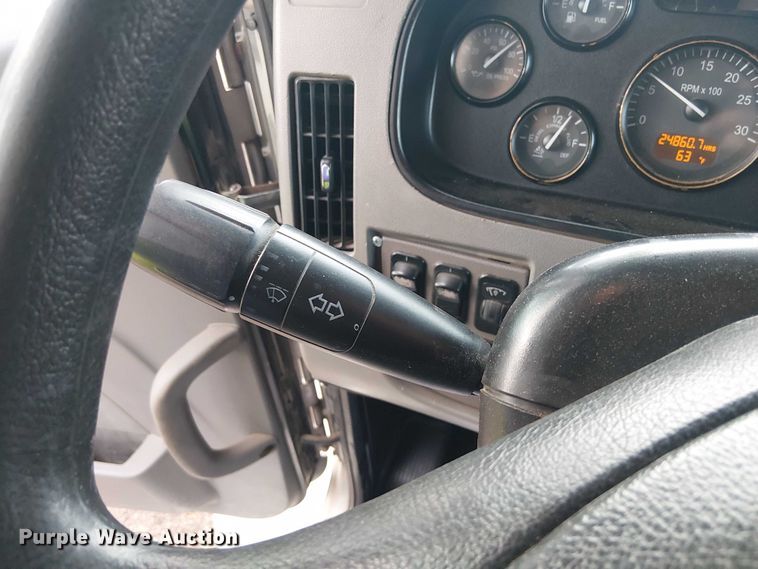 image for item EE1475 2011 Peterbilt 337 fuel / lube truck