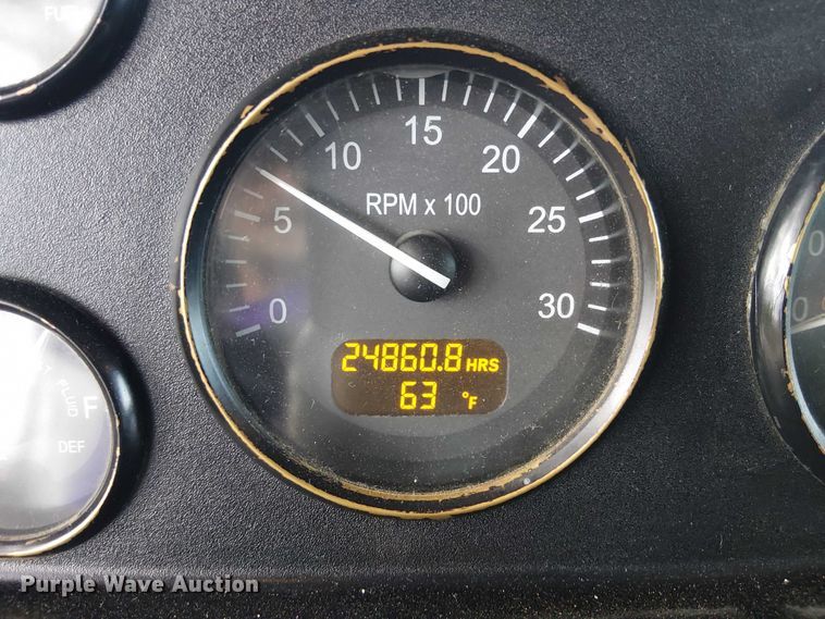 image for item EE1475 2011 Peterbilt 337 fuel / lube truck