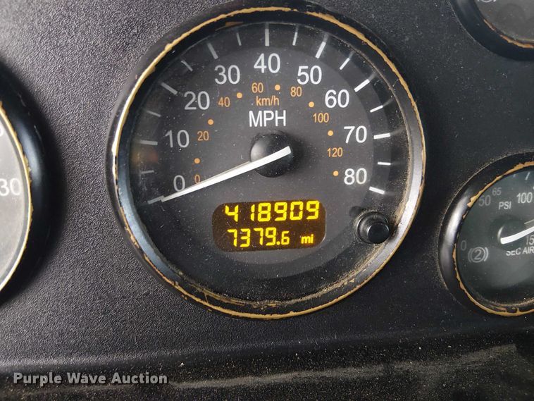 image for item EE1475 2011 Peterbilt 337 fuel / lube truck
