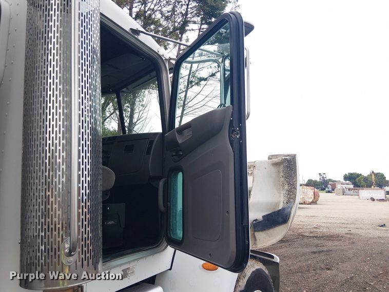 image for item EE1475 2011 Peterbilt 337 fuel / lube truck