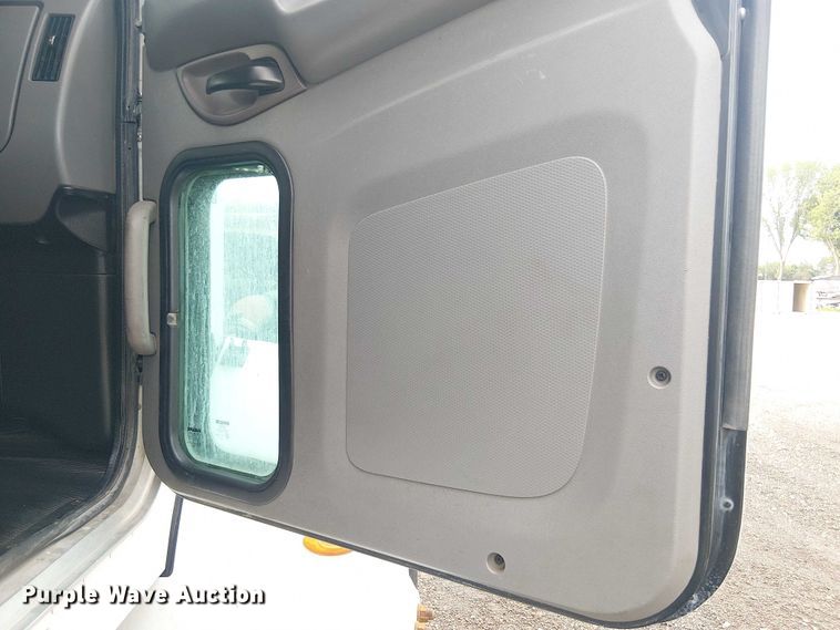 image for item EE1475 2011 Peterbilt 337 fuel / lube truck