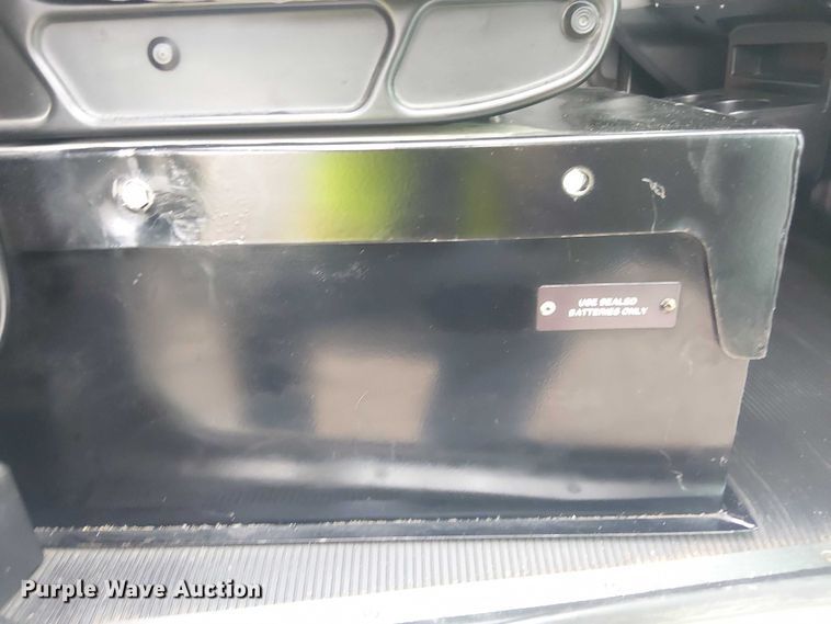 image for item EE1475 2011 Peterbilt 337 fuel / lube truck