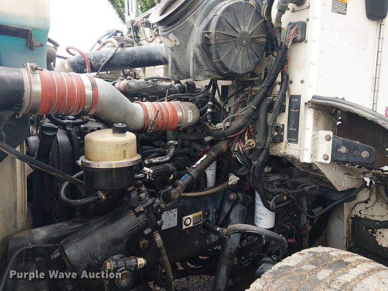 image for item EE1475 2011 Peterbilt 337 fuel / lube truck