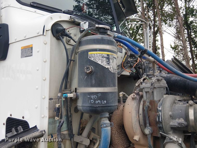 image for item EE1475 2011 Peterbilt 337 fuel / lube truck