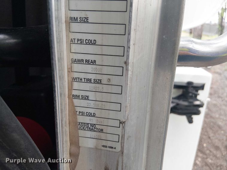 image for item EE1475 2011 Peterbilt 337 fuel / lube truck