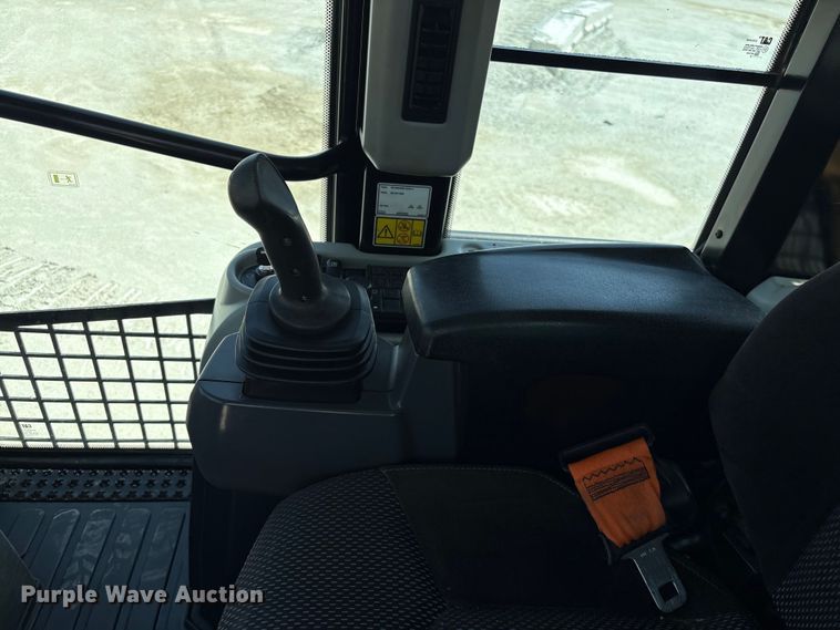 image for item EF1165 2021 Caterpillar 963 track loader