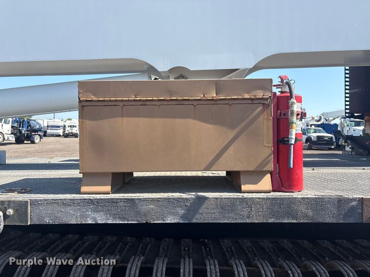 image for item EG8953 Prinoth GT 3000 track carrier with bucket lift