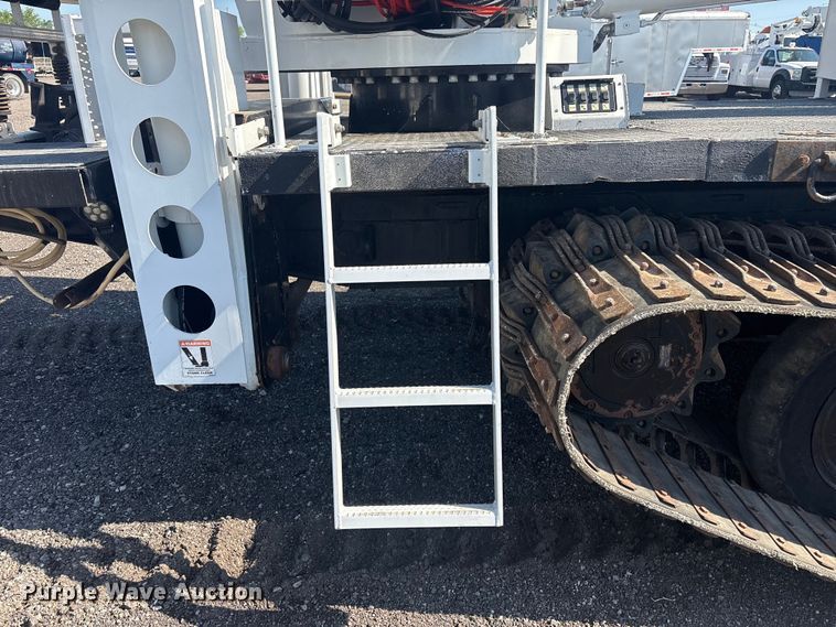 image for item EG8953 Prinoth GT 3000 track carrier with bucket lift