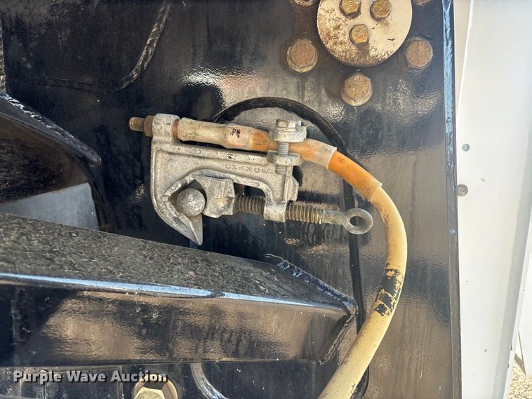 image for item EG8953 Prinoth GT 3000 track carrier with bucket lift