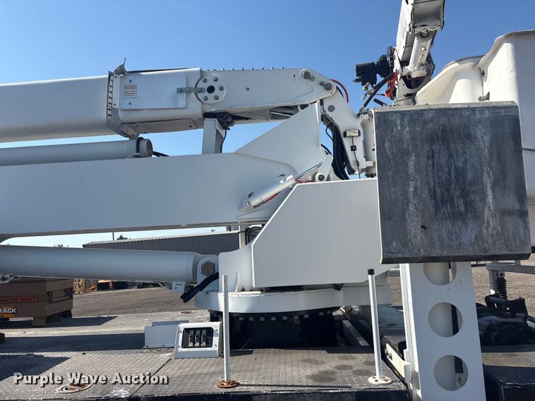 image for item EG8953 Prinoth GT 3000 track carrier with bucket lift