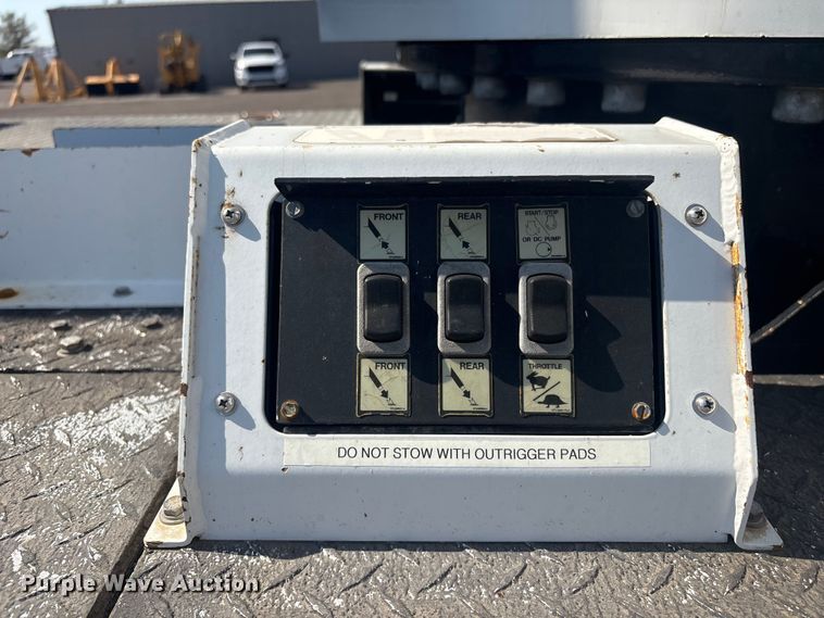 image for item EG8953 Prinoth GT 3000 track carrier with bucket lift