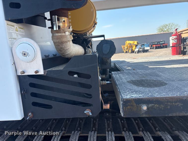 image for item EG8953 Prinoth GT 3000 track carrier with bucket lift