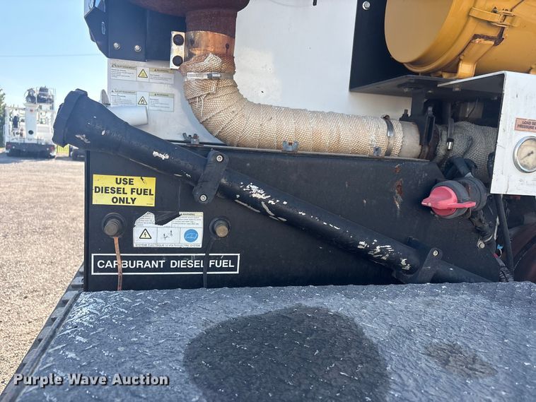 image for item EG8953 Prinoth GT 3000 track carrier with bucket lift