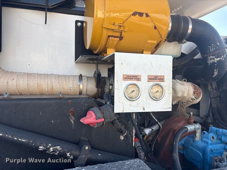 image for item EG8953 Prinoth GT 3000 track carrier with bucket lift