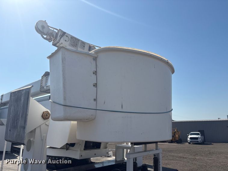 image for item EG8953 Prinoth GT 3000 track carrier with bucket lift