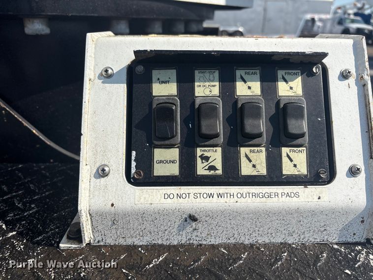 image for item EG8953 Prinoth GT 3000 track carrier with bucket lift