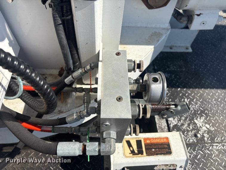 image for item EG8953 Prinoth GT 3000 track carrier with bucket lift